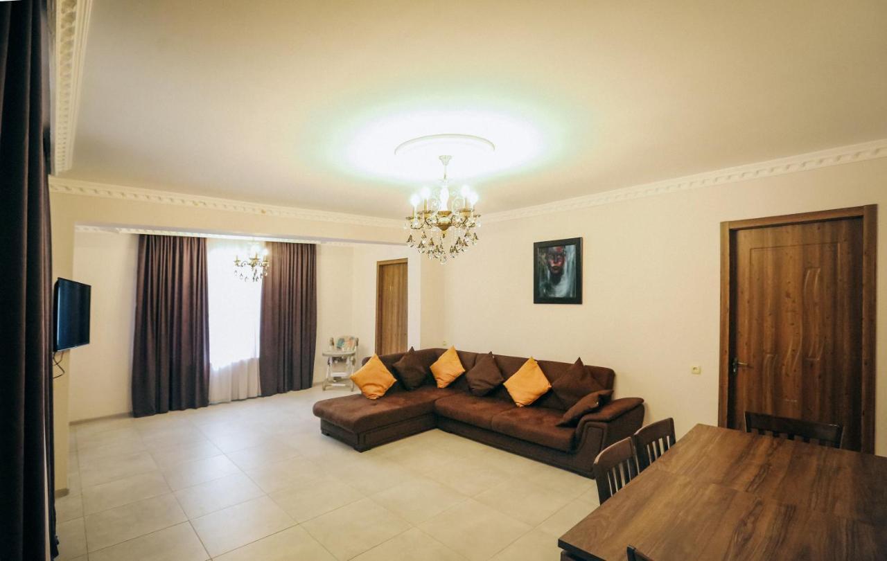 Bebo&Babu Guest House Kutaisi Bagian luar foto