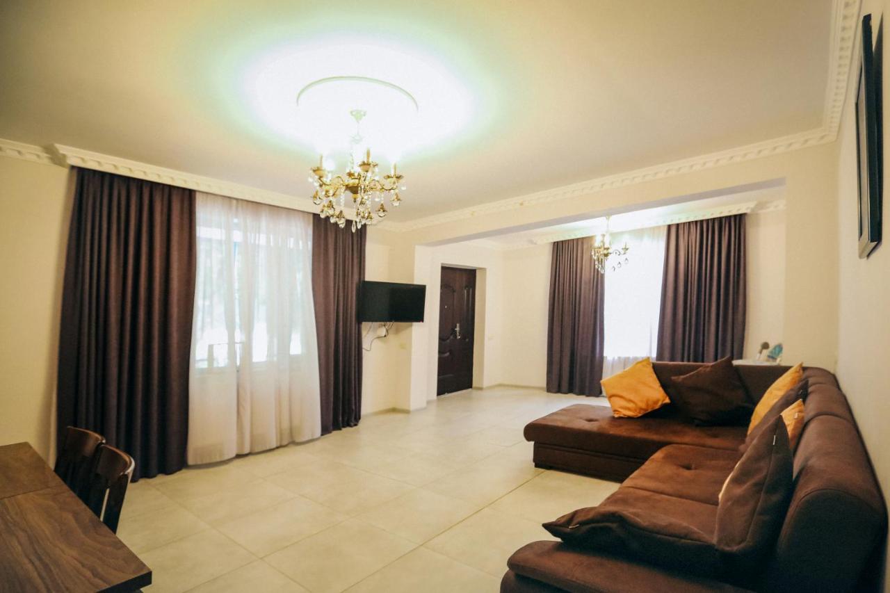 Bebo&Babu Guest House Kutaisi Bagian luar foto