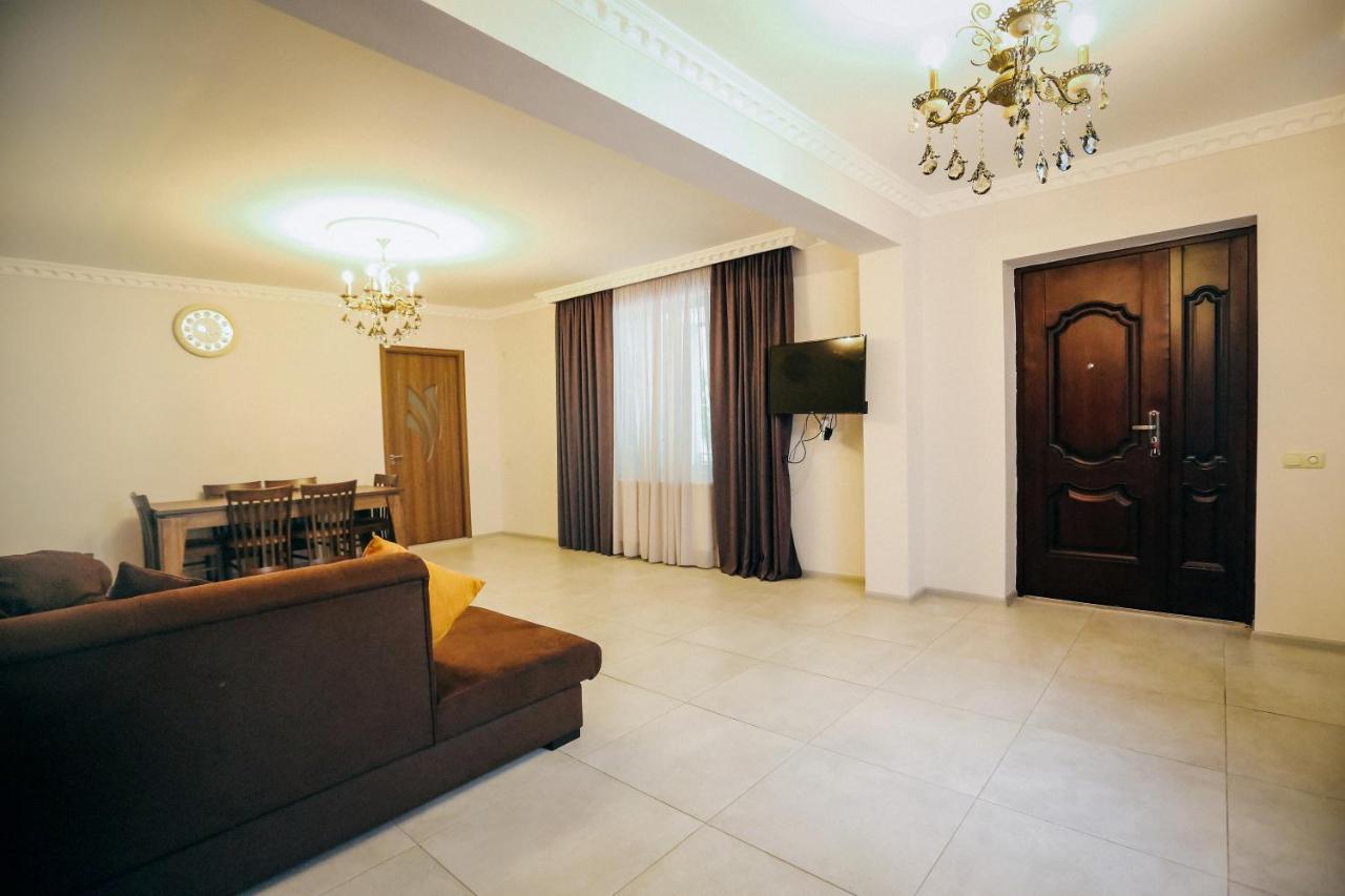 Bebo&Babu Guest House Kutaisi Bagian luar foto